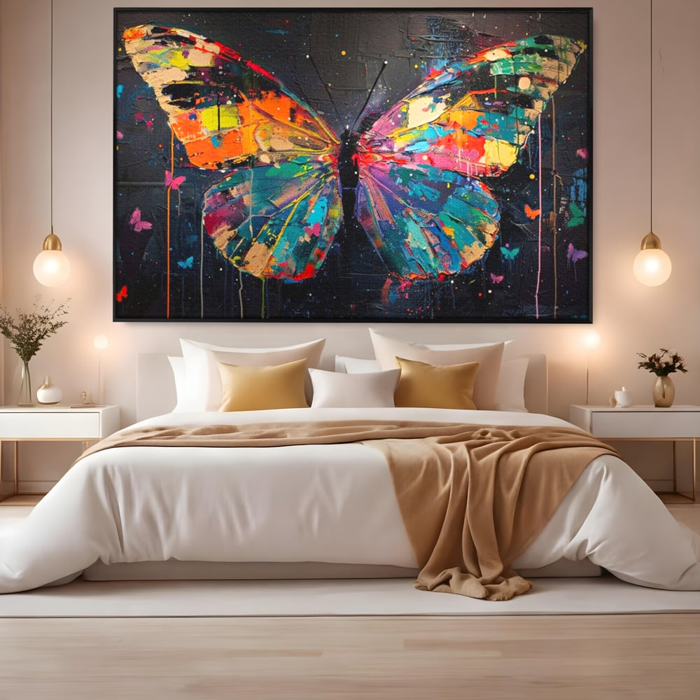 Tablou canvas cu tablou canvas cu fluture multicolor, in rama de aluminiu negru, pe perete intr-un dormitor